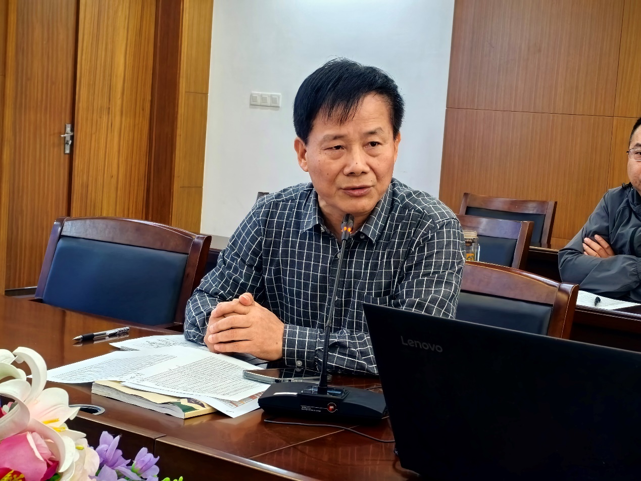 桌子上放着笔记本电脑前的人

中度可信度描述已自动生成