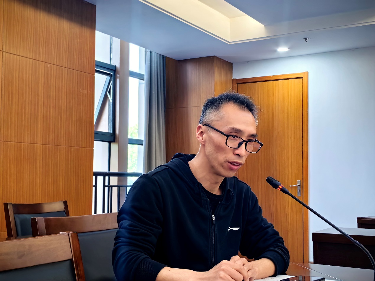 男人坐在桌子前

中度可信度描述已自动生成