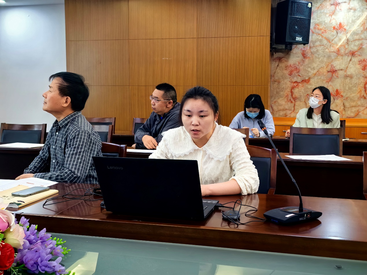 图片包含 桌子, 室内, 人, 女人

描述已自动生成