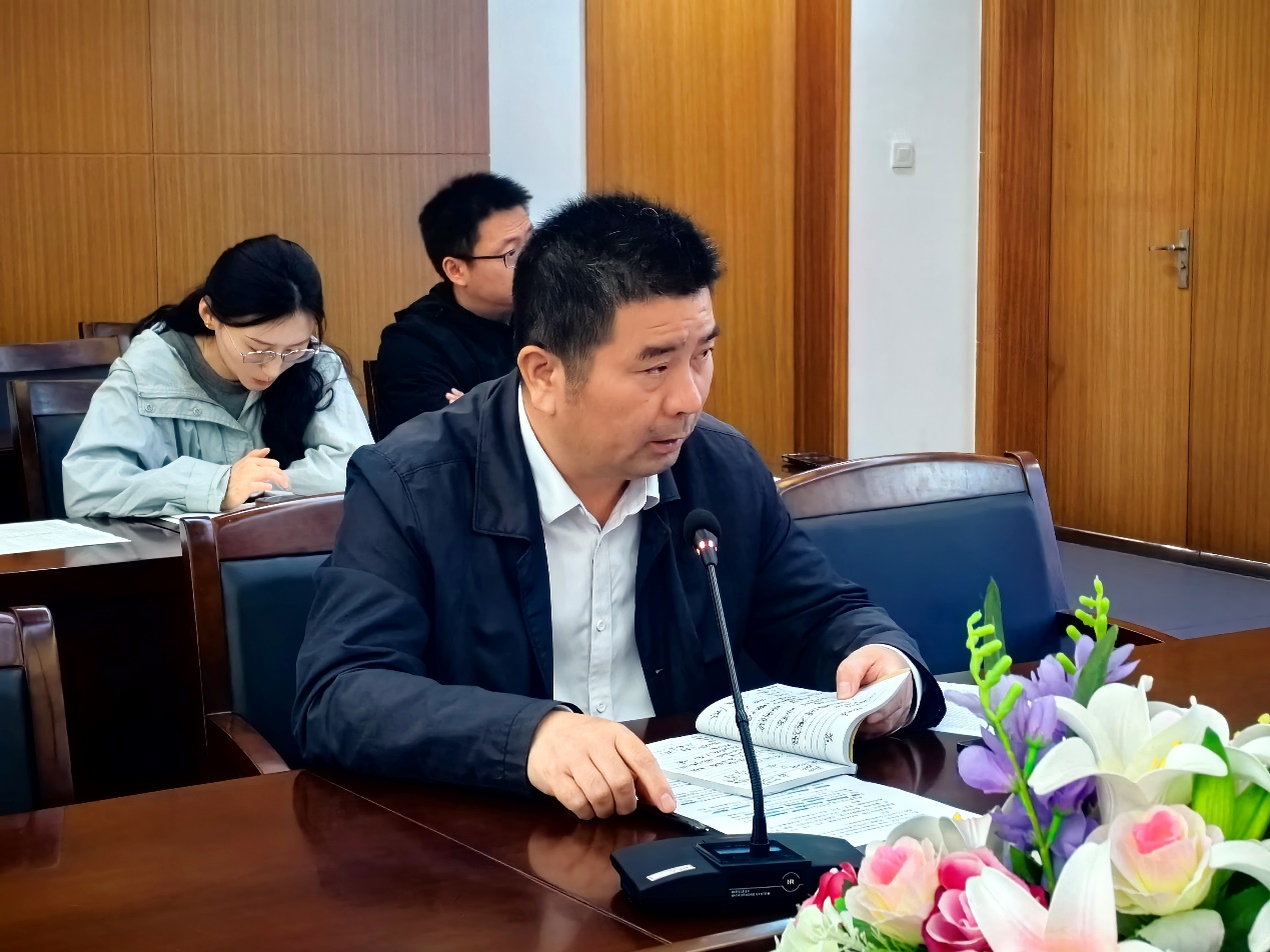 图片包含 室内, 人, 桌子, 笔记本

描述已自动生成