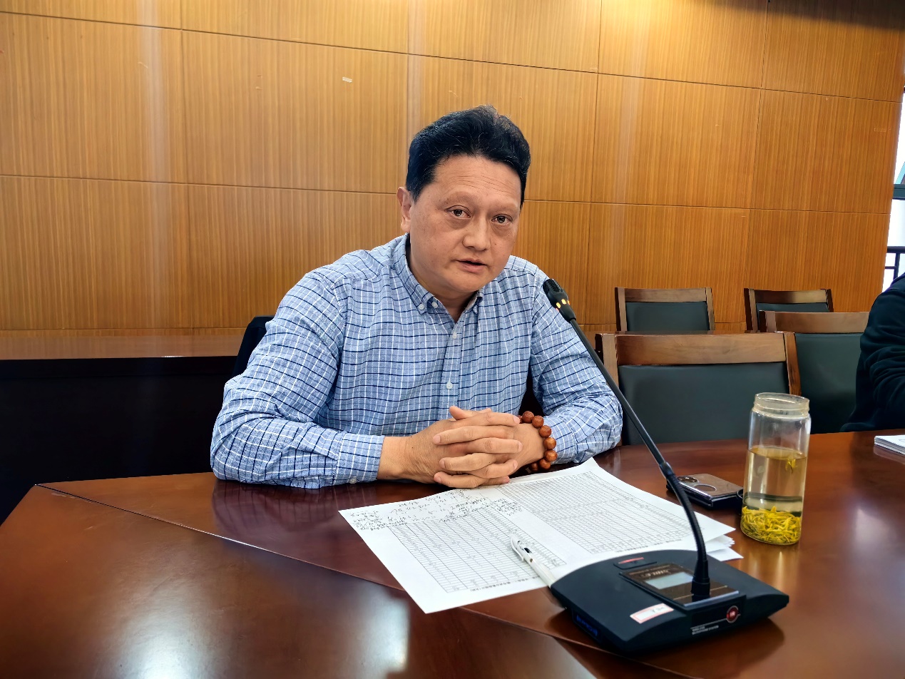 桌子上放着笔记本电脑前的人

中度可信度描述已自动生成