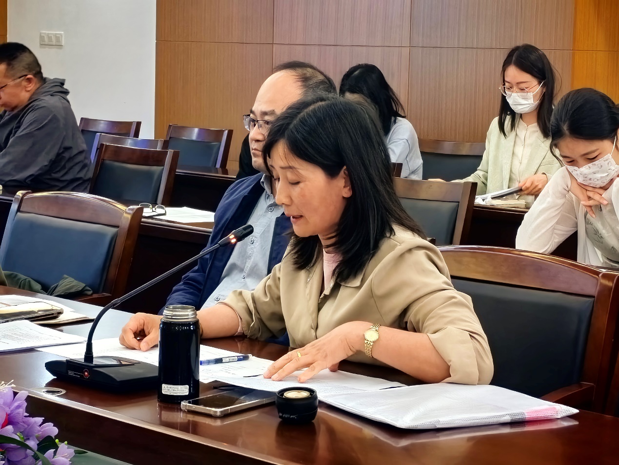 桌子上放着笔记本电脑的人

中度可信度描述已自动生成