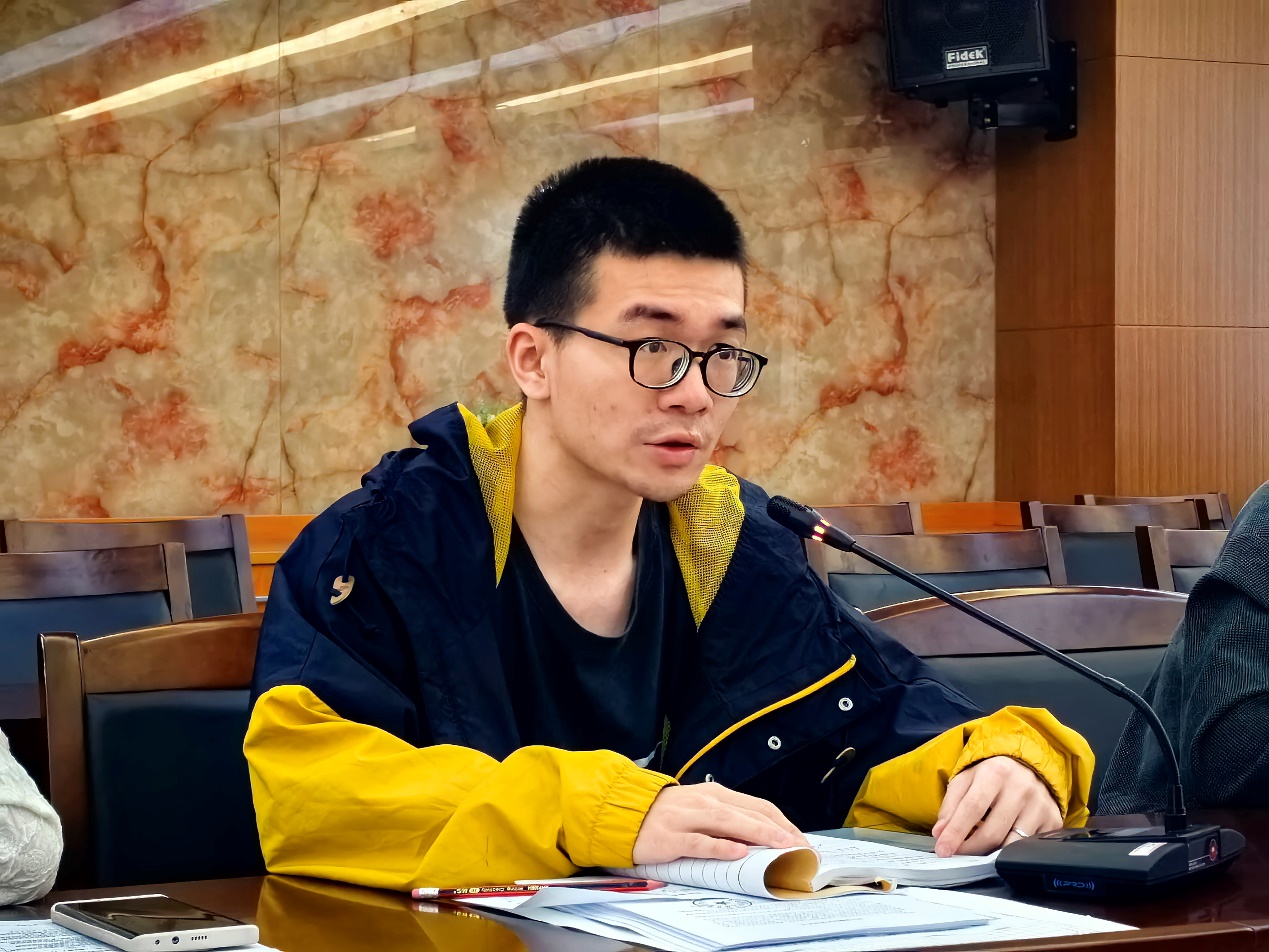 图片包含 人, 桌子, 食物, 男人

描述已自动生成