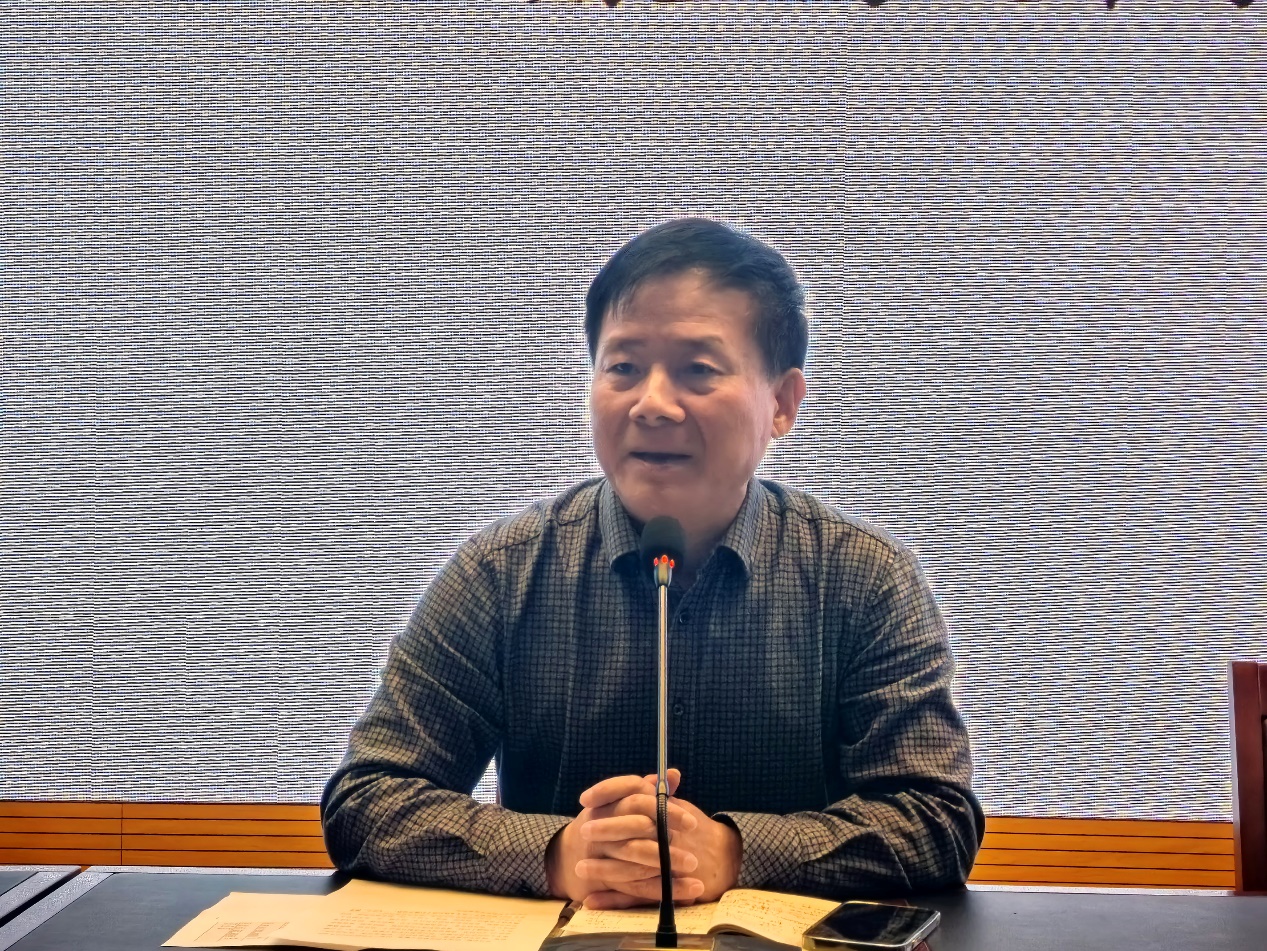 穿着黑色衣服的男人

中度可信度描述已自动生成