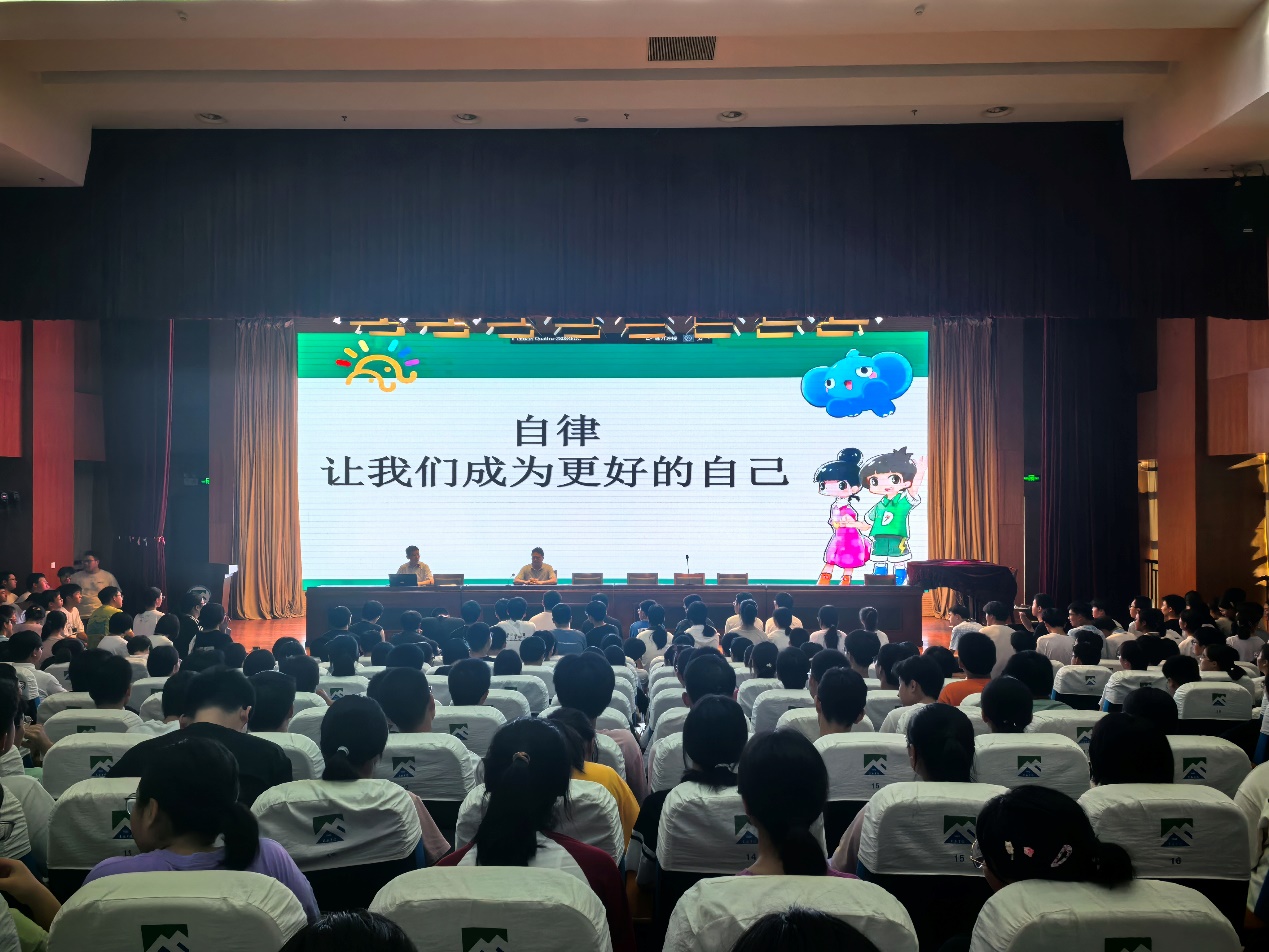 礼堂里有许多人

描述已自动生成