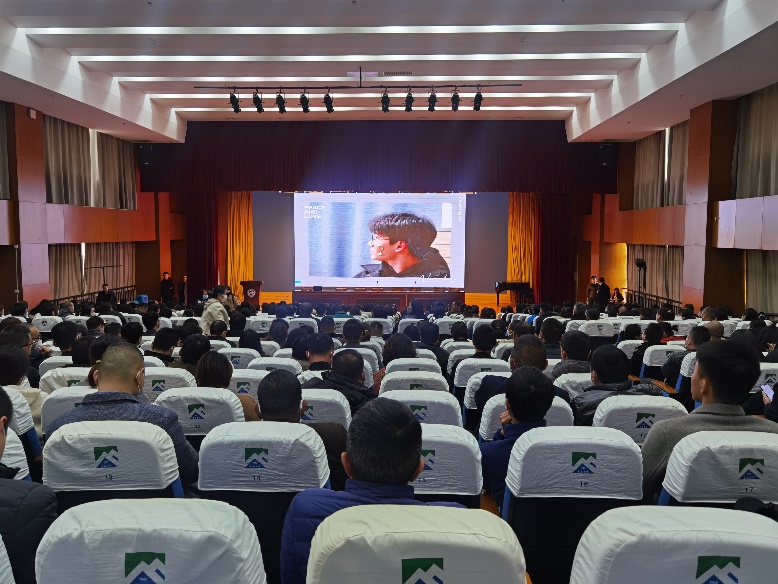 家校携手 以爱相约 同心同向 携手共育  ——高二年级家长会