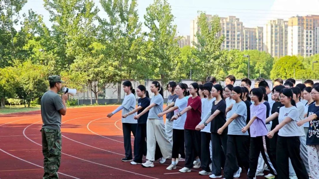 一“甪”播报|青春毅行，步履铿锵！——2025级新生军训开营！