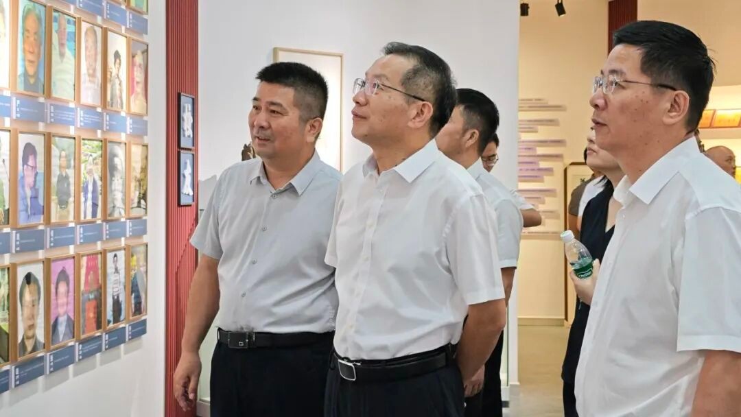 一“甪”播报|情系教育，温暖师心 —— 区领导莅临我校开展教师节走访慰问