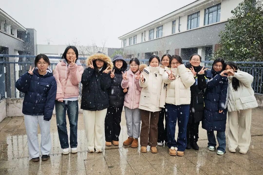 一“甪”播报||初雪落甪中，书香伴成长。